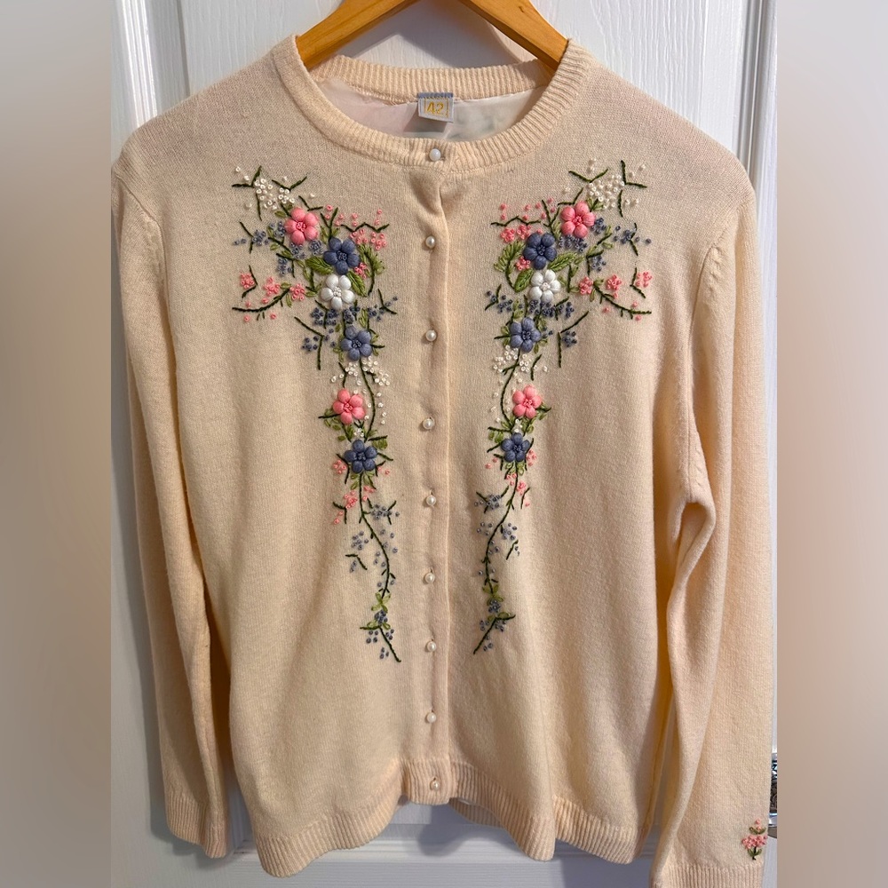 Vintage embroidered flower sweater 🌸